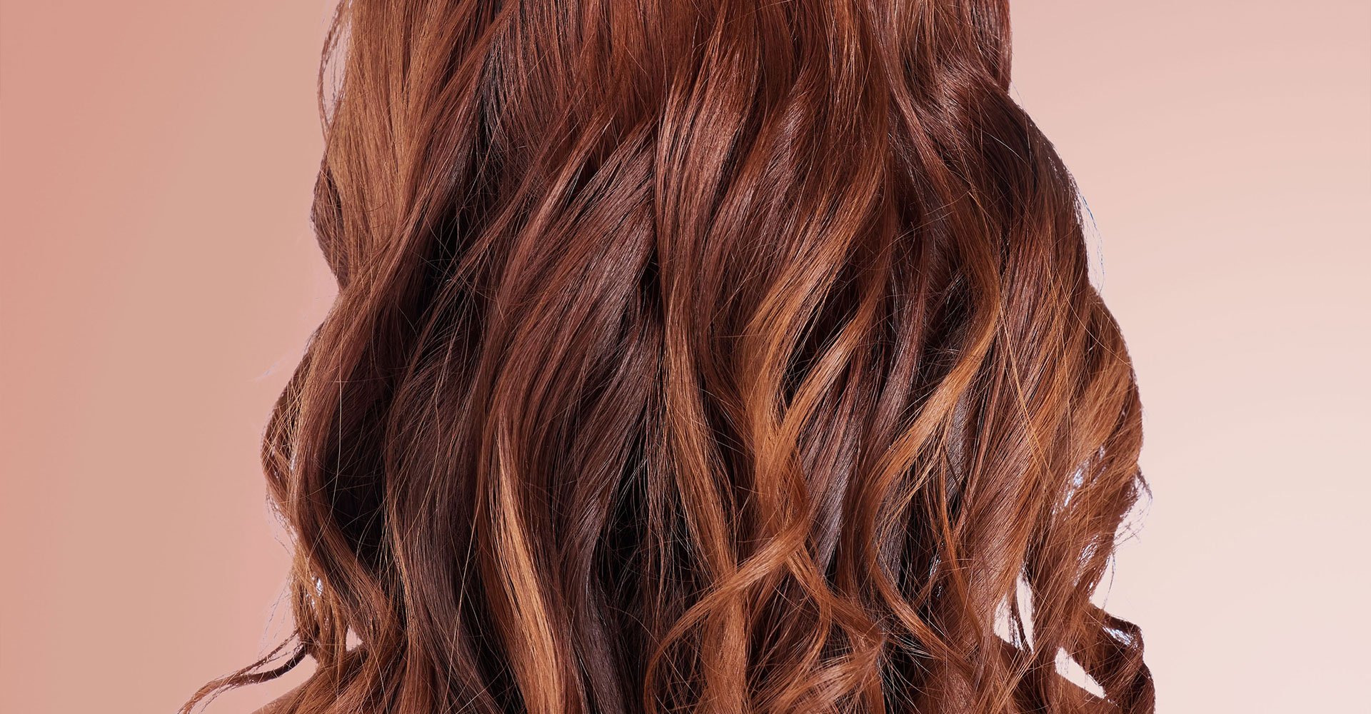 mulher com cabelo compridos em tom morena iluminada chocolate